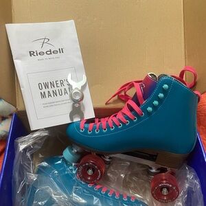 Ridell teal roller skates size 8. Never worn